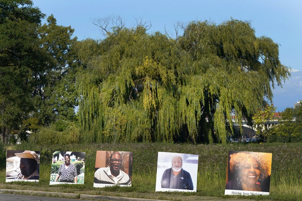 Retratos de vítimas da Covid-19 são colocados em parque de Detroit nesta segunda-feira (31) — Foto: Carlos Osorio/AP Photo