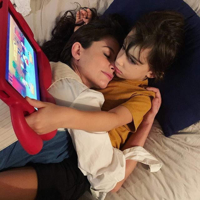 Alinne Moraes e o filho (Foto: Reprodução/Instagram)
