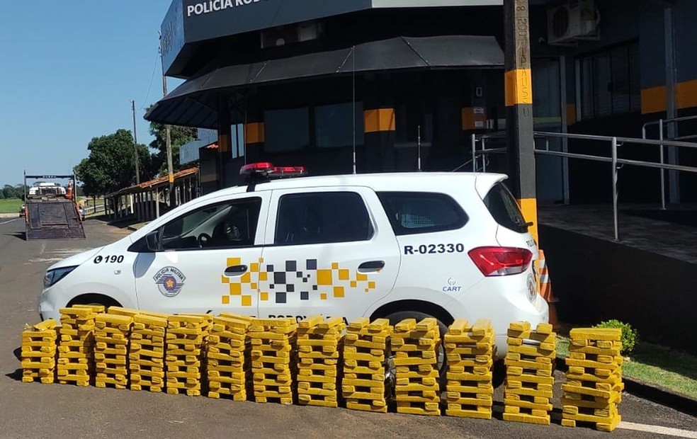 Ao todo foram apreendidos 277,847 kg de maconha em Ourinhos  — Foto: Polícia Rodoviária / Divulgação