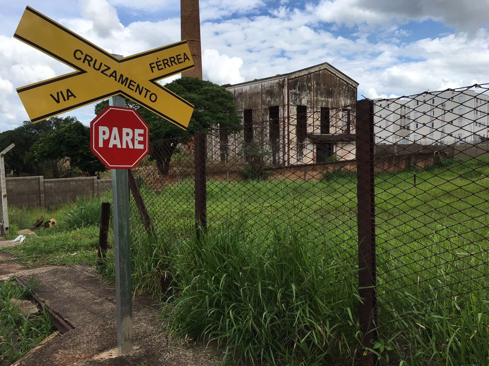 Ferrovia est&aacute; abandonada em Presidente Prudente (Foto: Wellington Roberto/G1)