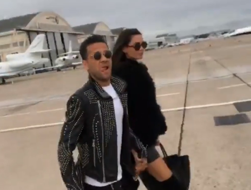 Daniel Alves acompanhado de Joana Sanz: lateral concorre a uma vaga no time do ano (Foto: Reprodução/Instagram)