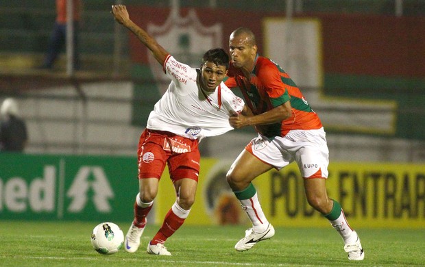 Valdomiro e Kieza, Portuguesa e Naútico (Foto: Marcos Bezerra / Agência Estado)