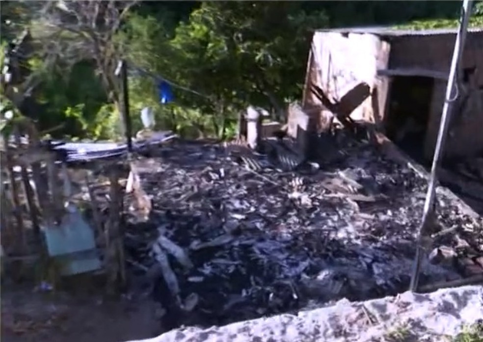 Casa que pegou fogo em Eunápolis ficou destruída — Foto: Reprodução/TV Bahia