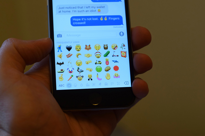 Celular com possíveis novas carinhas do meio do ano (Foto: Divulgação/Emojipedia)