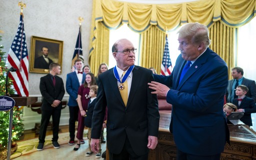 Video De Donald Trump Abandonando Ex Lutador No Salao Oval Da Casa Branca Vira Meme Nas Redes Monet Noticias