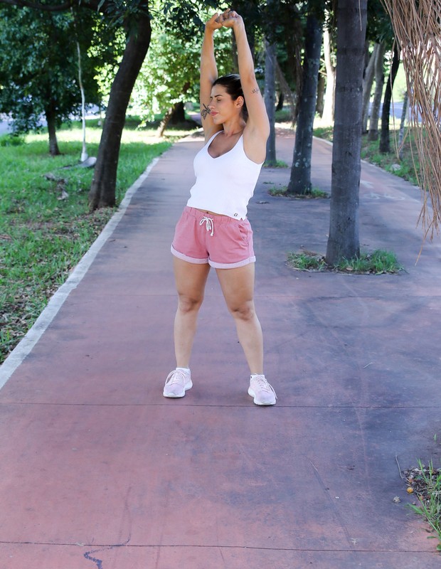 Ana Paula Minerato ignora quarentena para se exercitar ao ar livre com namorado (Foto: Thiago Duran/AgNews)