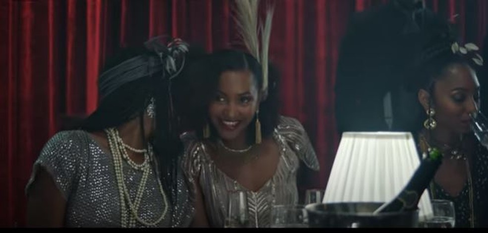 Kathlen Romeu em cena de clipe de Leo Santana e Thiaguinho — Foto: Reprodução/Instagram