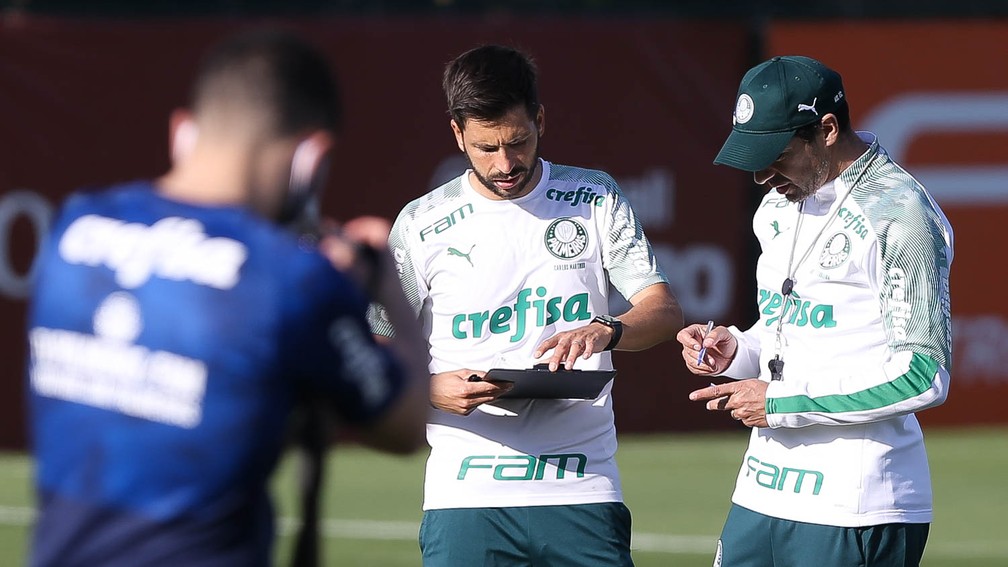 Abel Ferreira e o auxilar Carlos Martinho durante treino do Palmeiras — Foto: Cesar Greco / Ag. Palmeiras