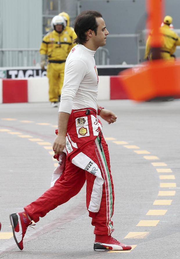 Apesar da forte batida, Felipe Massa não se machucou e voltou caminhando para os boxes (Foto: AP)