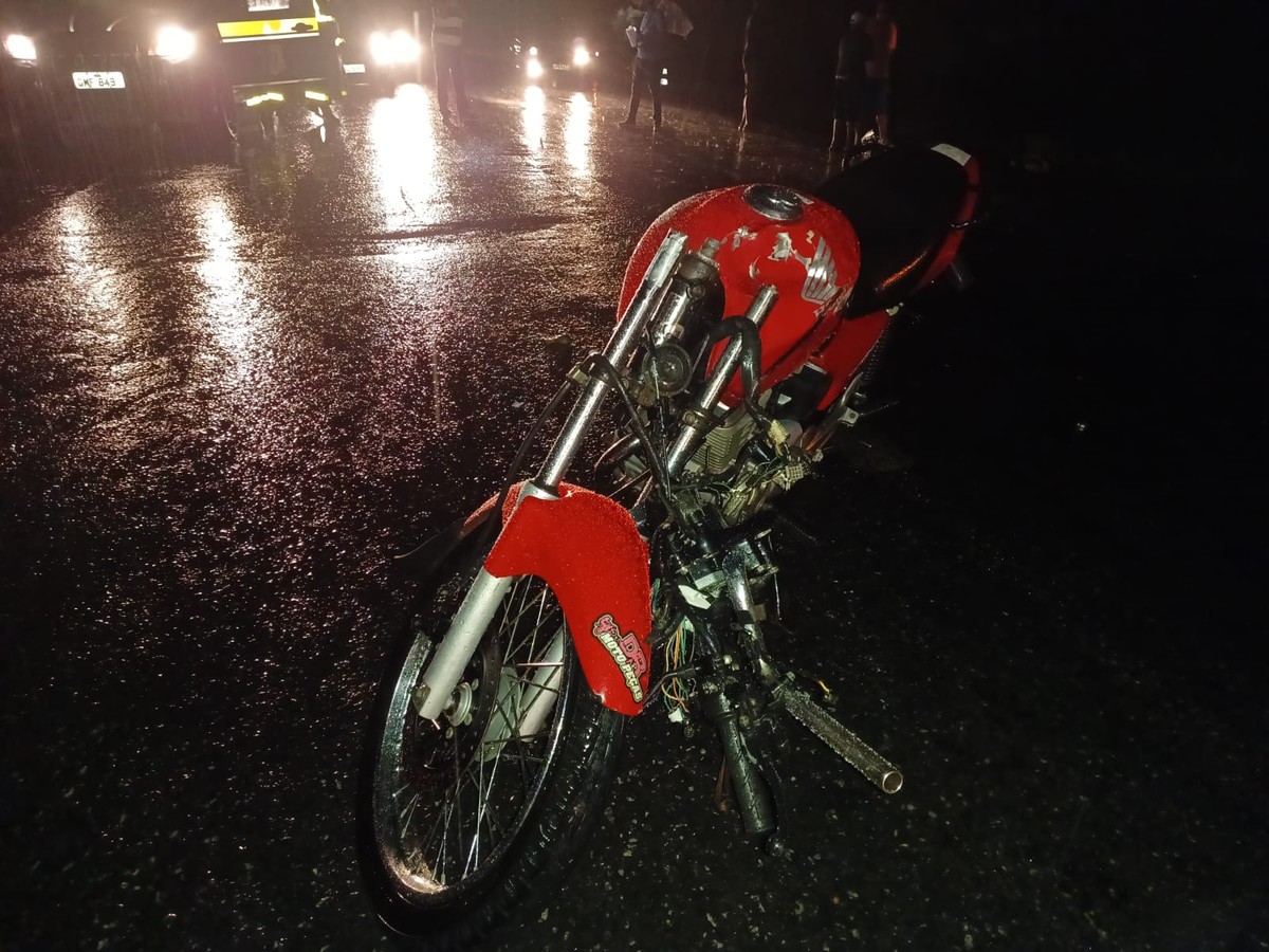 Motociclista morre após bater de frente com carro na BR-251, em Montes Claros