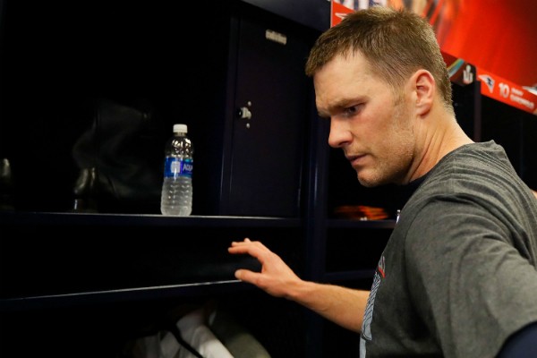 Tom Brady ao perceber que sua camisa desapareceu (Foto: Getty Images)