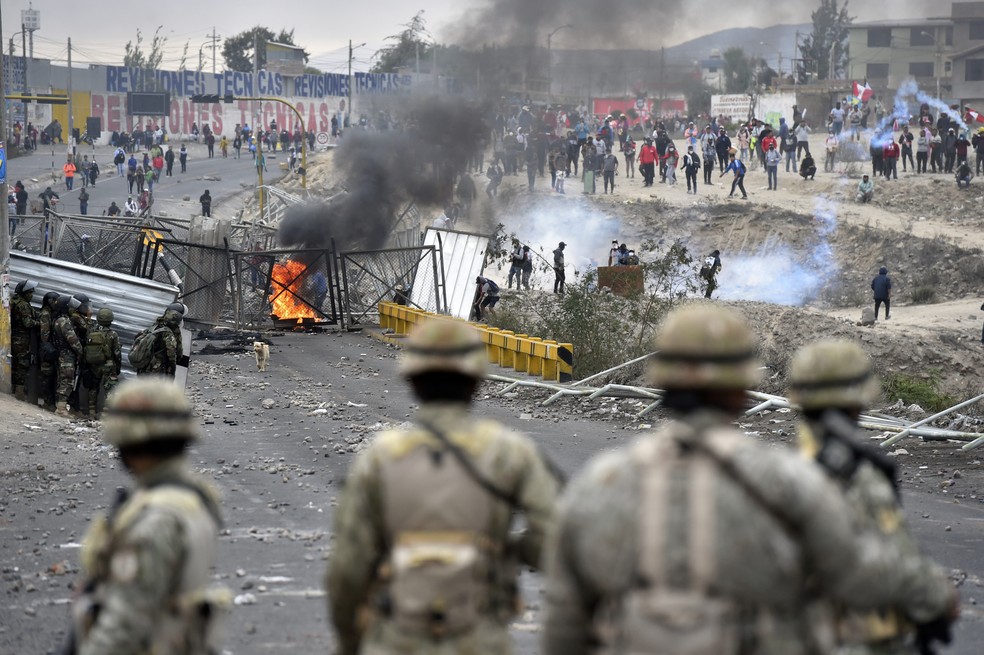 Soldados entram em confronto com manifestantes anti-governo do lado de fora do aeroporto de Arequipa, no sul do Peru, em 20 de janeiro de 2023 — Foto: José Sotomayor/AP