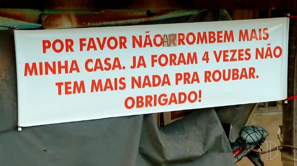 Morador coloca faixa na frente de casa pedindo para que criminosos não arrombem mais a casa dele em Maricá, no RJ — Foto: Reprodução/Inter TV