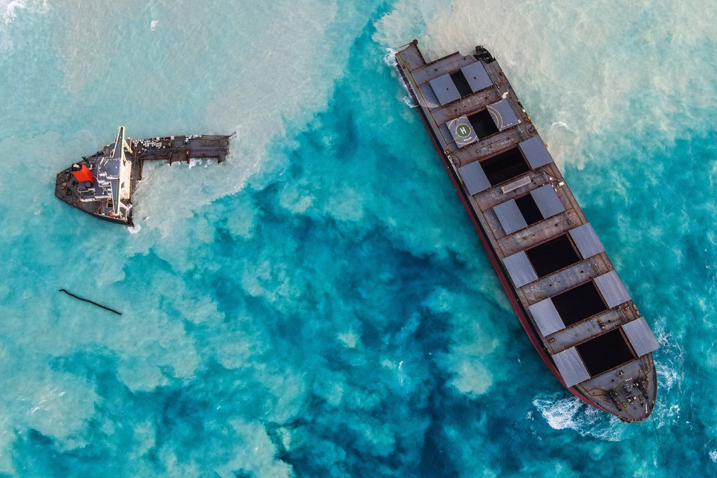 17 de agosto - Foto aérea mostra o navio MV Wakashio após se partir em duas partes perto do Blue Bay Marine Park, nas Ilhas Maurício — Foto: AFP