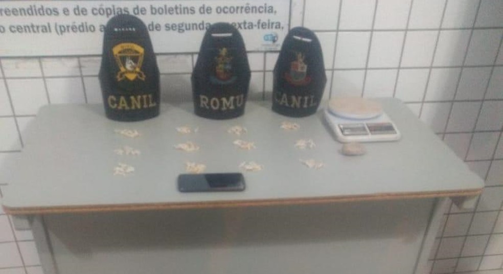 Pedras de crack foram encontradas com suspeito após denúncia em Tatuí (SP) — Foto: Polícia Milita/Divulgação