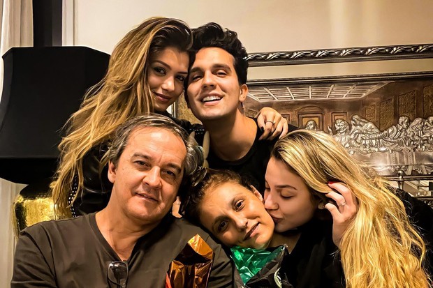 Luan Santana com a família e a namorada Izabela Cunha (Foto: Instagram/Reprodução)