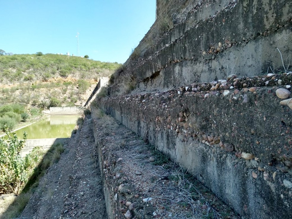 Camada externa da parede da barragem Passagem das Traíras, no Seridó potiguar, está se deteriorando — Foto: Renato Medeiros