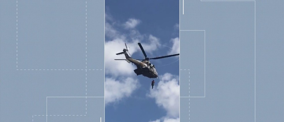 Janete foi içada pelo helicóptero da Marinha e levada até um hospital. — Foto: Reprodução/NSC TV