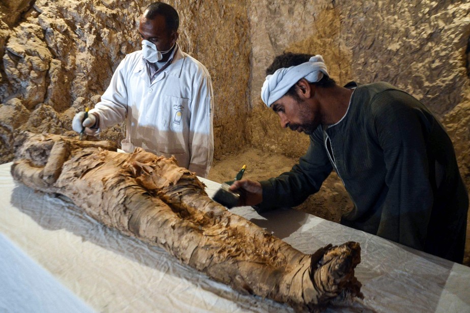 Restos mumificados encontrados no Egito, em 2017