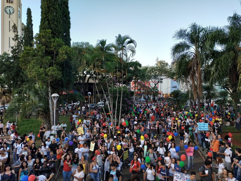 UBERLÂNDIA,  17h34: manifestantes que concentraram na UFU chegam à Praça Tubal Vilela   — Foto: Paulo Borges/G1