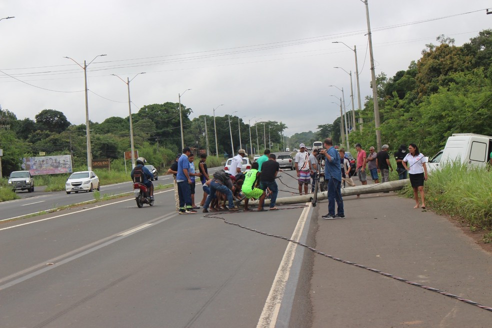 Funcionário da Secretaria de Governo morre após colidir com poste derrubado por carro na BR-343, na Zona Sul de Teresina  — Foto: Sthefany Prado /g1 PI