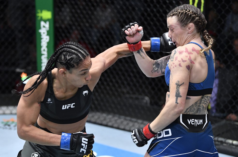 Taila Santos encaixa o golpe que derrubou Joanne Wood no UFC Vieira x Tate — Foto: Getty Images