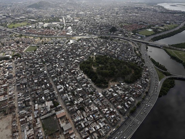 O Conjunto de Favelas da Maré, na Zona Norte do Rio em fotografia aérea feita nesta sexta (28). O complexo será ocupado neste domingo (30) numa ação conjunta das tropas federais com a polícia (Foto: Ricardo Moraes/Reuters)