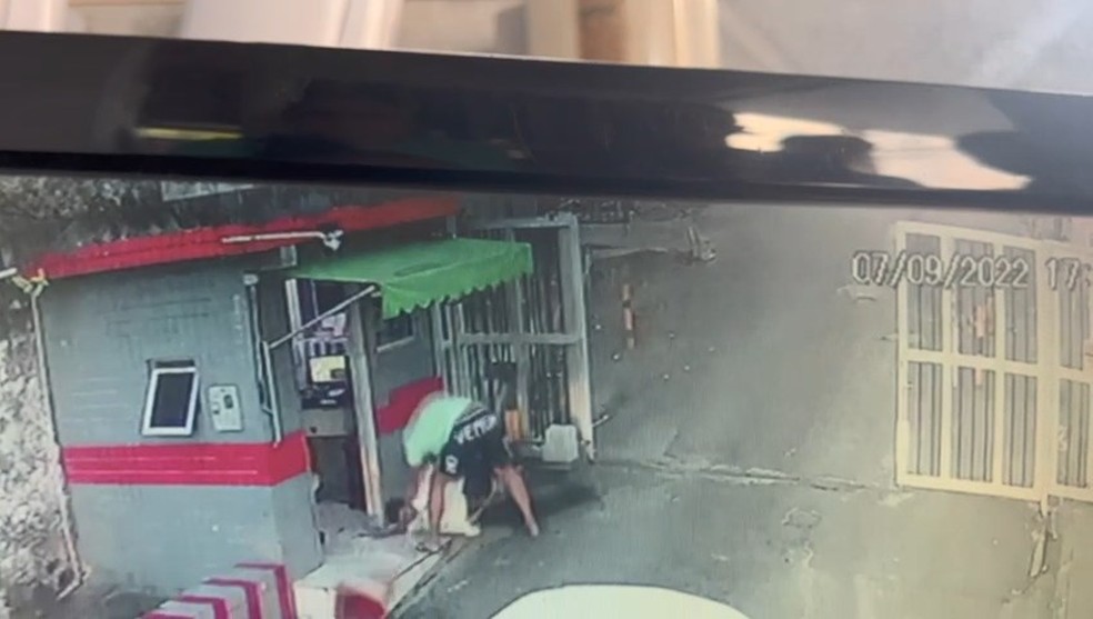 Porteiro libera banheiro de guarita para taxista urinar e é agredido após reclamar de mau cheiro — Foto: Arquivo pessoal
