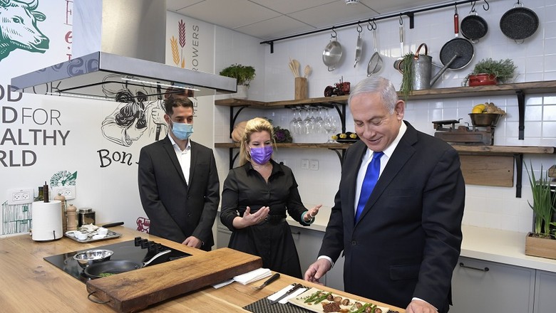 Primeiro-ministro de Israel prova carne cultivada (Foto: Kobi Gideon/Governo de Israel)