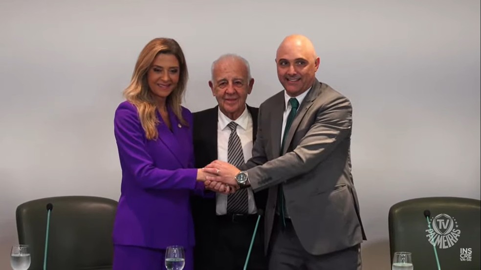Leila Pereira, Seraphim Del Grande e Maurício Galiotte na cerimônia de posse do Palmeiras — Foto: Reprodução/TV Palmeiras