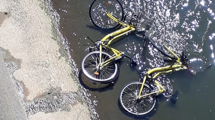 Bicicletas Compartilhadas Sao Jogadas No Ribeirao Arrudas Em Belo