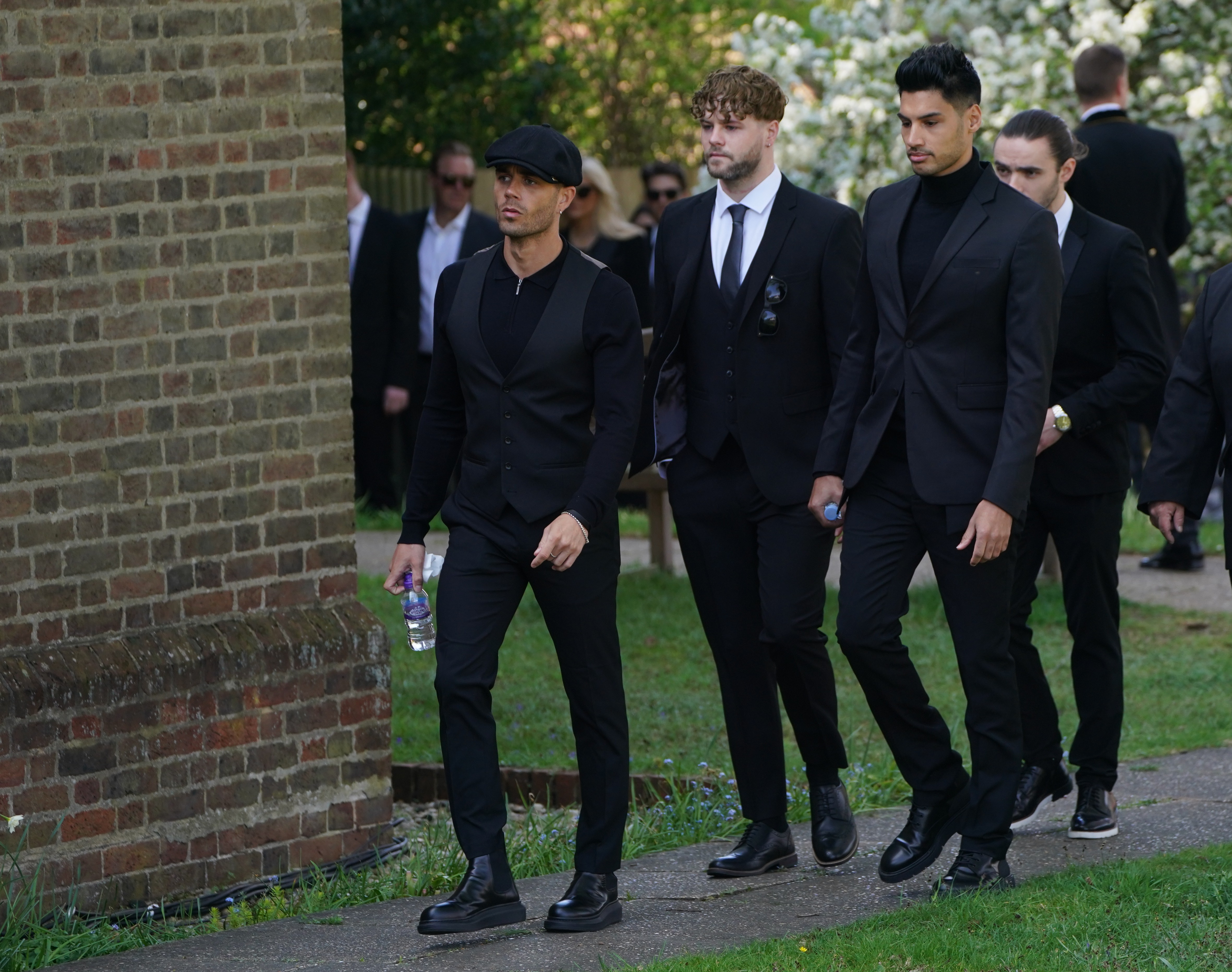 Max George, Jay McGuiness, Siva Kaneswaran e Nathan Sykes chegao ao funeral de Tom Parker (Foto: getty)