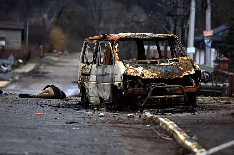 Corpos foram encontrados nas ruas de Bucha em abril de 2022 — Foto: Zohra Bensemra