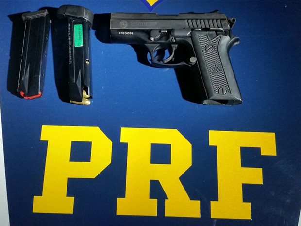 Pistola 380 foi apreendida com homem de 29 anos em barreira da PRF montada na Zona Norte de Natal (Foto: Divulgação/PRF)