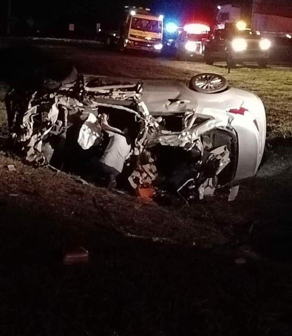 Carro ficou destruído após acidente em Mineiros do Tietê (SP) — Foto: Rede sociais