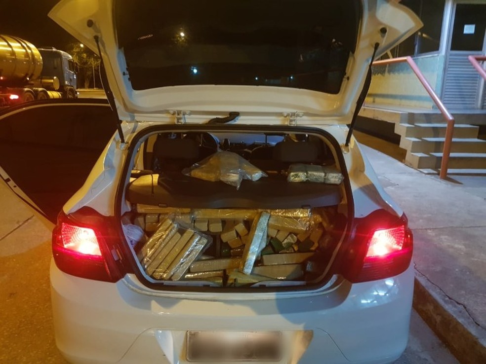 Duzentos quilos de maconha são apreendidos após perseguição policial em rodovia na Bahia — Foto: Divulgação/PRF