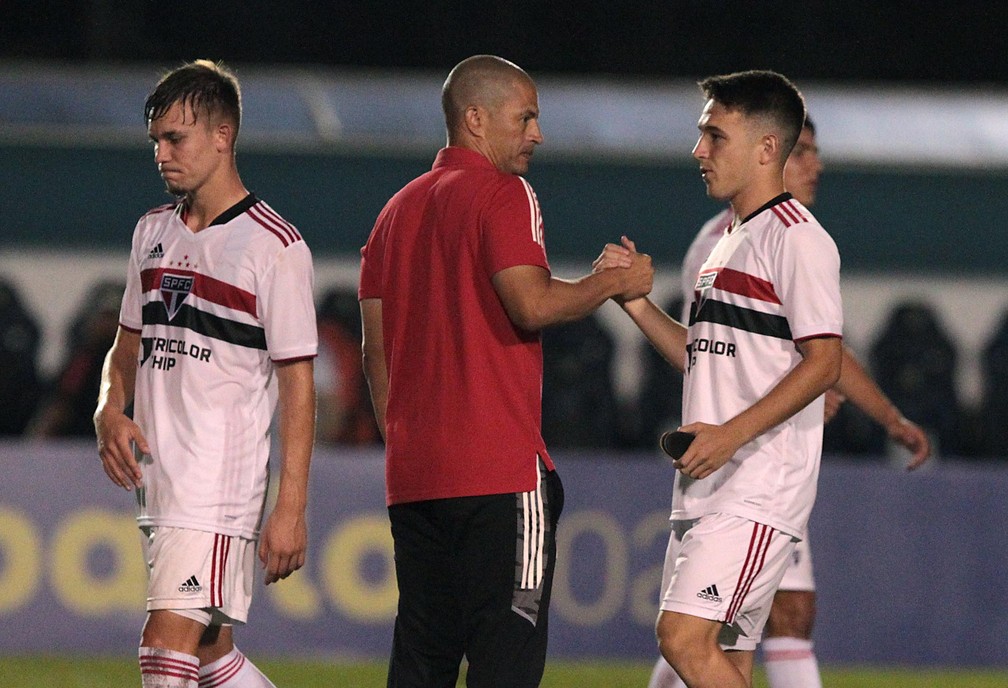 Alex cumprimenta atletas do São Paulo  — Foto: Rubens Chiri / saopaulofc.net