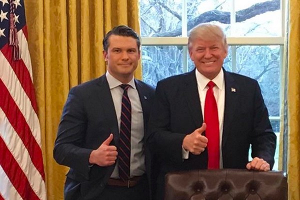 O apresentador de TV Pete Hegseth ao lado de Donald Trump, presidente dos EUA (Foto: Instagram)