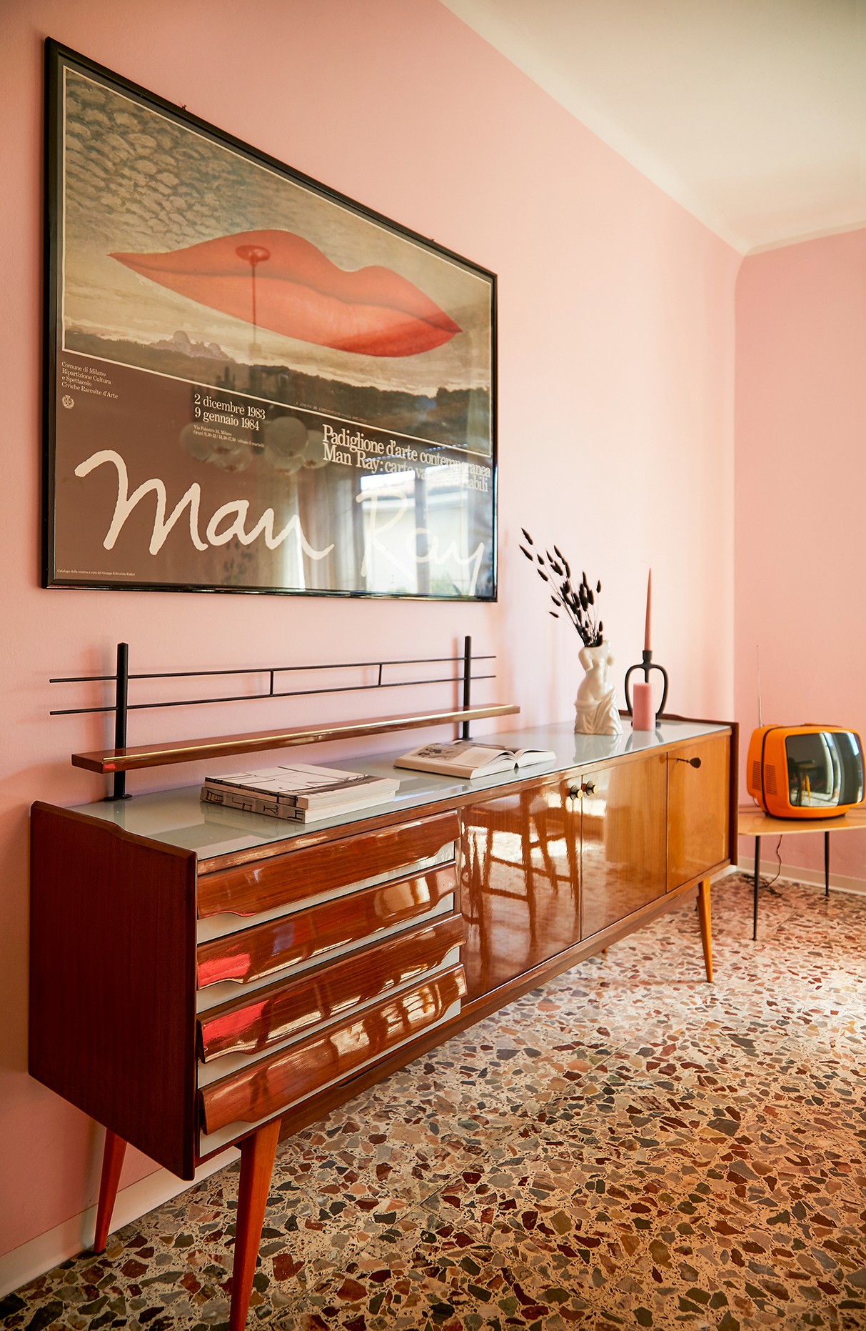Décor do dia: living rosa com piso de granilite e decoração retrô   (Foto: Aude Lerin )