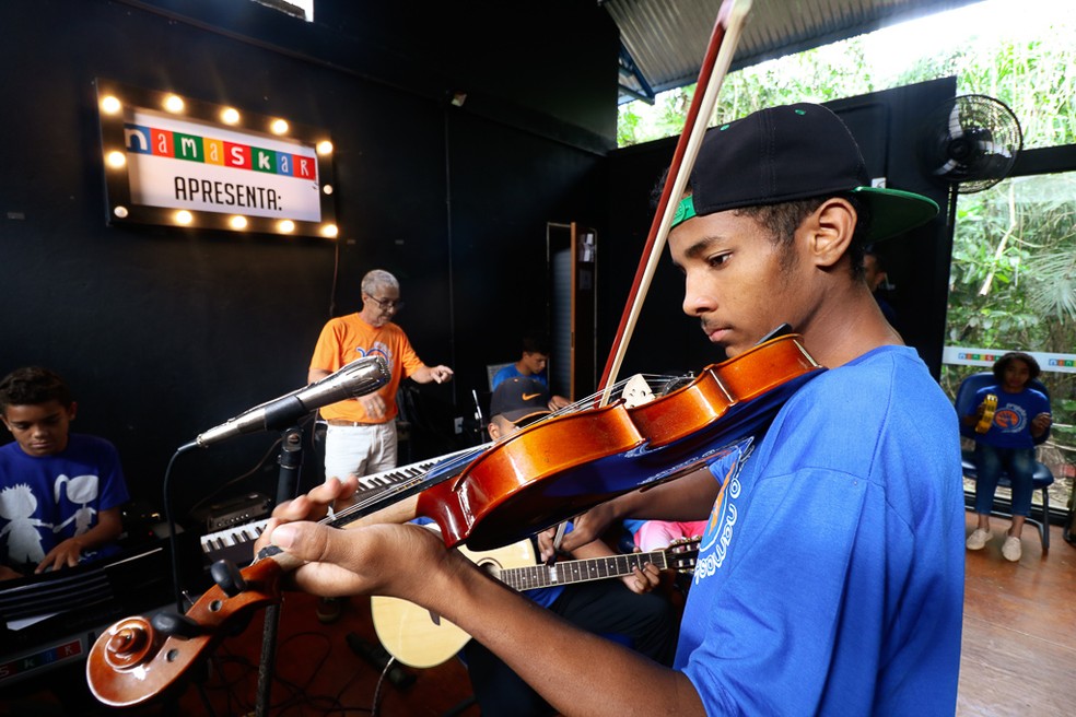 Alunos da oficina de música fazem apresentações na cidade (Foto: Danilo Sardinha/GloboEsporte.com)