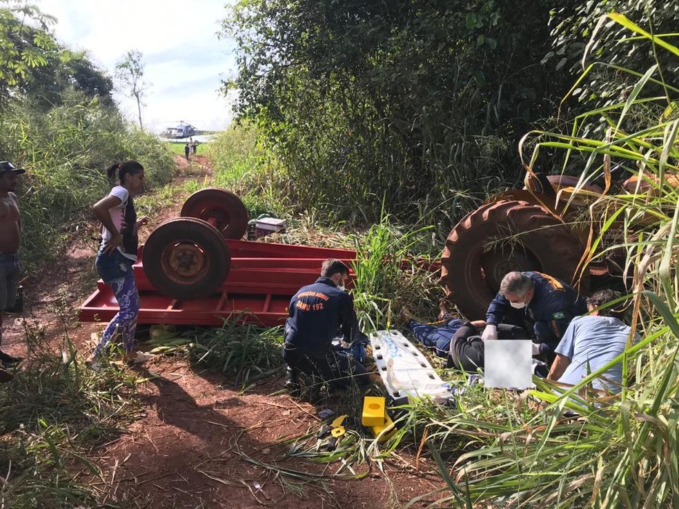 Segundo o condutor, o trator ficou sem freio. — Foto: Divulgação/Operações Aéreas Samu