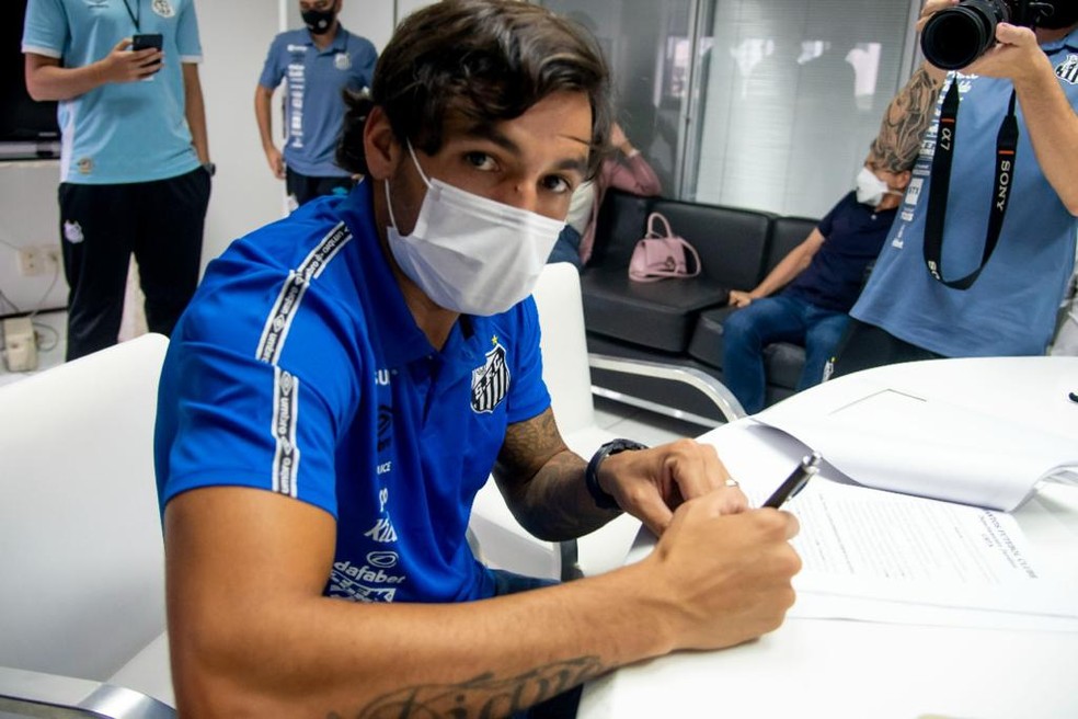 Ricardo Goulart assina contrato com o Santos — Foto: Ivan Storti / Santos FC