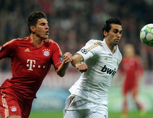 Mario Gomez do Bayern e Alvaro Arbeloa do real Madrid (Foto: AFP)