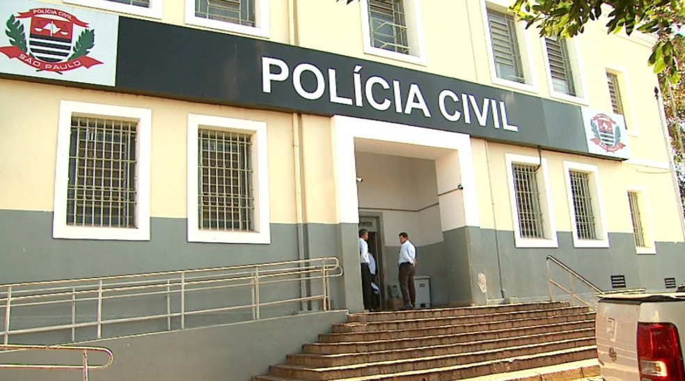 Suspeita foi levada à Central de Polícia Judiciária após ser presa em flagrante por injúria racial em Ribeirão Preto, SP — Foto: Valdinei Malaguti/EPTV