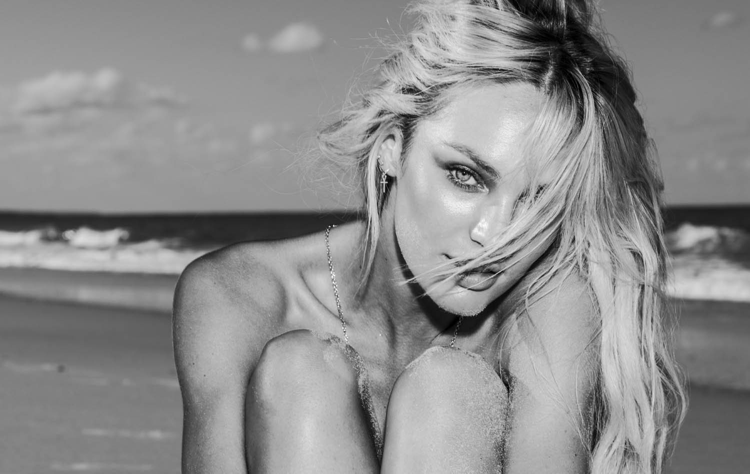 Candice Swanepoel é o retrato da beach babe na Vogue Brasil, em clique de Jacques Dequeker feito em Trancoso, na Bahia (Foto: Arquivo Vogue)