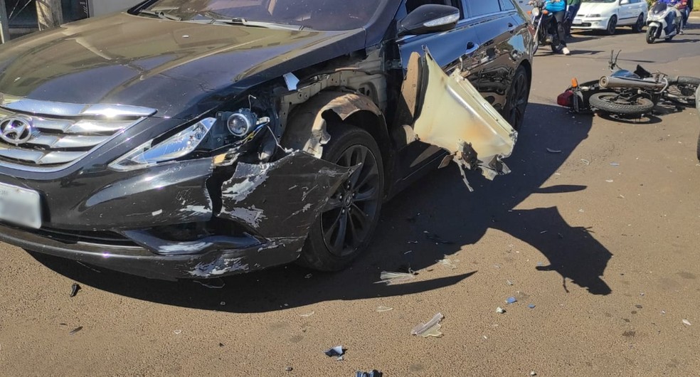 Batida entre carro e moto arranca para-lama de veículo e deixa motociclista ferido em Jaú — Foto: Arquivo pessoal