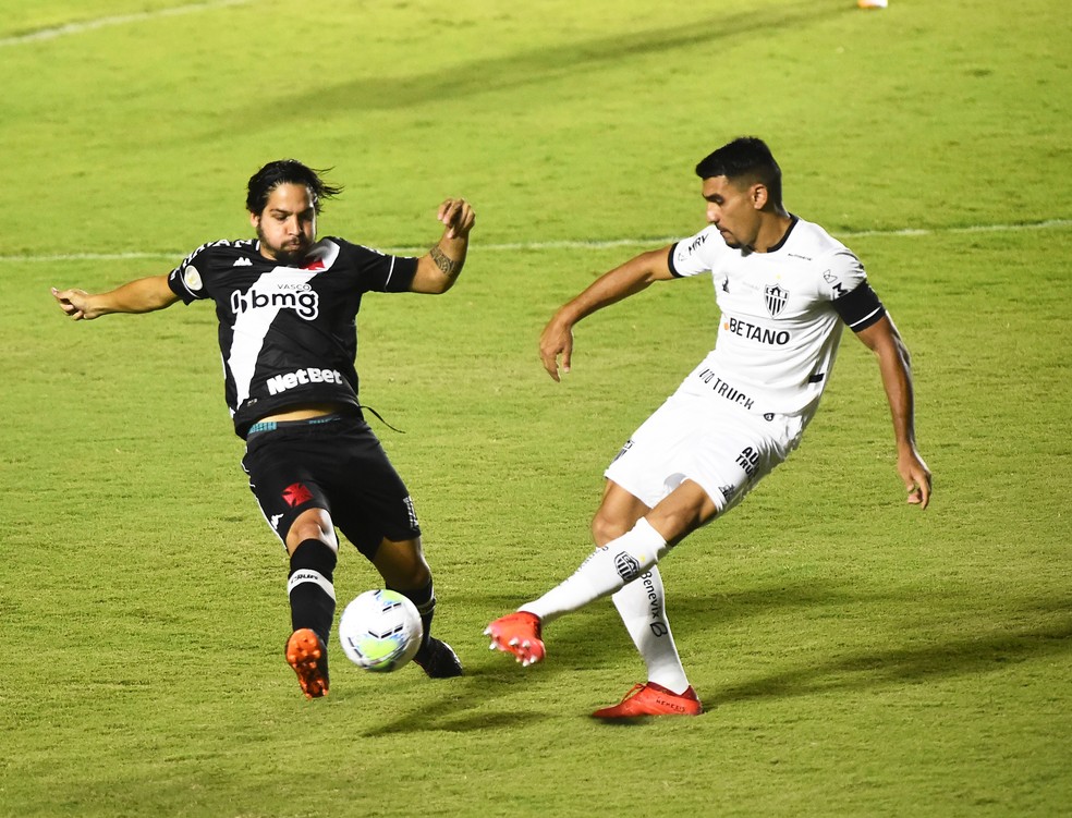 Benitez disputa lance em vitória do Vasco sobre o Atlético-MG — Foto: André Durão