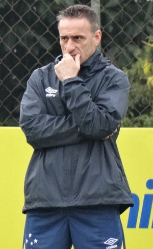 À espera de Robinho, Paulo Bento admite mudanças para o clássico