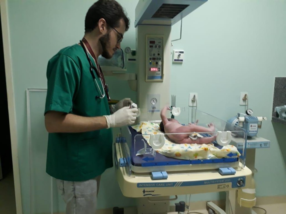 Procedimentos pÃ³s-parto foram realizados no Hospital de Jaqueira â Foto: Leonardo Campello/Arquivo pessoal