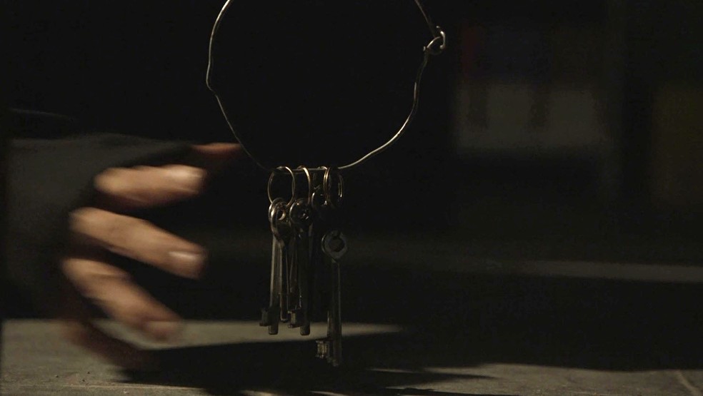 Em sua forma humana, León pega a chave da cela para libertar Luz (Marina Ruy Barbosa), na novela 'O Sétimo Guardião' — Foto: TV Globo